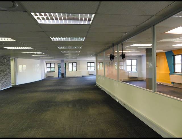 2,355M² OFFICE TO LET IN HYDE PARK